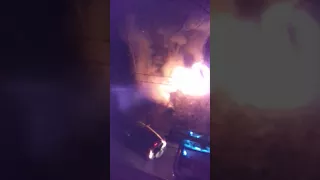 В Твери во дворе дома сгорела легковушка