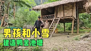 男孩和小雪建造鸭舍围挡，以后鸭子的活动场所又变大很多