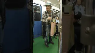 Ржака мужчина выступает в вагоне метро.