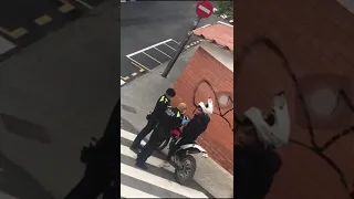 Ragazzo picchiato dalla polizia senza mascherina