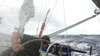 Bølger slår over cockpiten! Seilas på kryss i kuling: GUADELOUPE til ANTIGUA | SAILING MONICA | EP 9