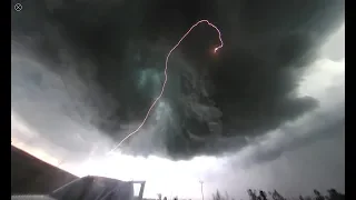 RARE 360: close-range lightning bolt ejects from wall cloud directly overhead!