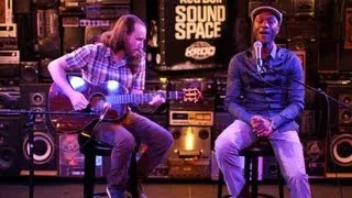 Mike Einziger And Aloe Blacc Perform Avicii's "Wake Me Up" Acoustic