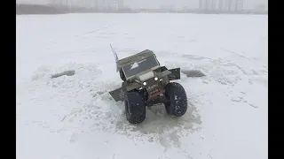 Вездеход провалился под лед