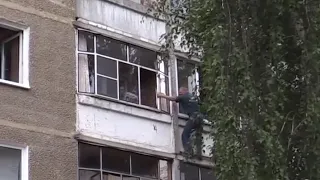 неадекват в Саранске пытается выбросить младенца с балкона