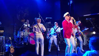 Me First and the Gimme Gimmes - Intro + Believe - Paris - 02/07/2019