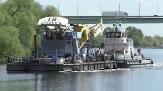 Буксир-толкач РТ-423 ведет плавкран ПК-19 вверх по Москва-реке