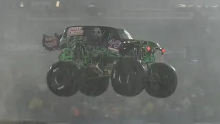 Monster Jam World Finals XXI CHAMPIONSHIP RACE - Grave Digger vs. Son-Uva Digger