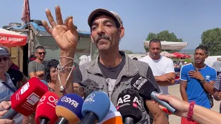 Tregtarët e sendeve të përdorura në Korçë dalin në protestë: Ku t’i çojmë leckat?