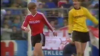 Wim Kieft (PSV) krijgt een elleboogstoot, en neemt direct wraak (1986)