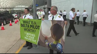 Delta pilots picket at Hartsfield-Jackson airport