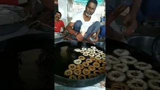 Как жарят индийскую сладость - джалеби. How to fry indian sweet - jalebi (Жизнь в Радхе-кундже)