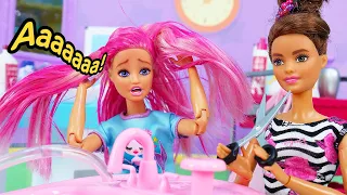 У Барби розовые волосы? Видео для девочек. Игры салон красоты Barbie