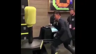 Dmitry Bivol no puede golpear una máquina menos a Canelo Álvarez #Shorts