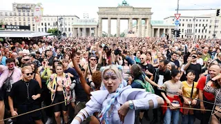 Loveparade-Nachfolger „Rave The Planet“: Zehntausende tanzen durch Berlins Straßen