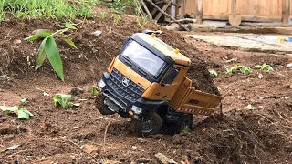 Heavy RC truck climbs the vertical ramp and flips the car