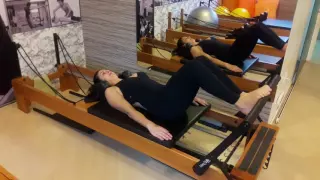 Sequência de exercícios do método Pilates executados nos aparelhos com a professora Bianca Pian​.