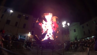 28/02/2017 O puccio viene bruciato in piazza - carnevale civita castellana 2017 - HD 1080p60
