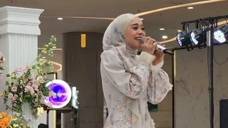 Lesti kejora Menyanyi Exclusive launching Lesti series di Resinda park mall Karawang