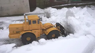 Радиоуправляемая модель Кировца чистит первый снег.