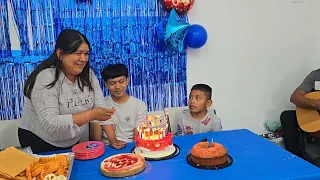 Repartiendo El Pastel En el Cumpleaños de angel Jr Casi No Nos alcanza pero Todo Salio Muy bien