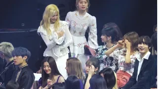 멤버들에게 손풍기 나눠주는 사나 트와이스(Twice) @190801 MGMA [4k Fancam/직캠