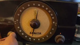 Zenith Model G725 AM/FM radio.