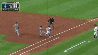 SEA@HOU: Altuve beats out infield single in the 1st