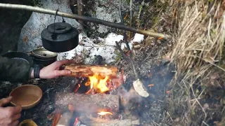 Одиночный поход 2 дня в апреле. Ночь в скале. Карелия.