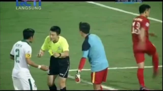 Tendangan PInalti Manahati Lestusen menyamakan kedudukan 2 : 2 atas Vietnam.