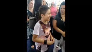 Hugo Henrique canta e emociona no evento em SP. Grupo tróia