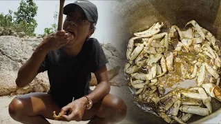 Outdoor Cooking SPICY CURRY CRABS | Jamaican Beach