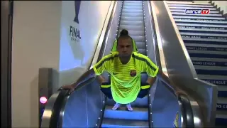 Dani Alves on his way to the last Training session before the UCLFINAL.