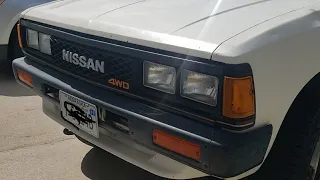 solo salió a dar un paseo en la Nissan 720 y miren lo que pasó