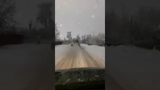 Молодой человек «танцует» на багажнике авто