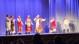 Жаворонки. Люди разных профессий поют русский фольклор. Я тоже к ним присоединилась/на репетициях.😊