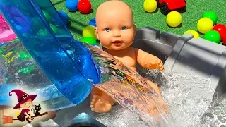 🐠 LA BEBE JUEGA en la PISCINA con BOLAS de COLORES  🌈