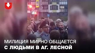 Милиционер мирно общается с людьми во время акции солидарности