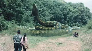 The boss left his teammates behind in order to escape, but was devoured by the giant snake!