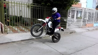 Honda XLR 125 Saltando Bunny Hop