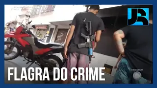 Exclusivo: vídeos mostram criminosos andando armados no Complexo da Maré, no Rio