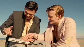 Lucas Lynggaard Tønnesen and Alex Høgh Andersen sketch each other's portraits