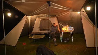 雨の中でのキャンプ - テントの中のテント