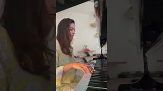 Tuje Kitna Chahne Lage | Piano Cover | Mira Kapoor #shorts