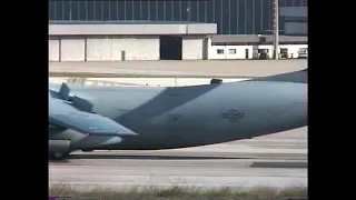 Lockheed Starlifter C-141 landing