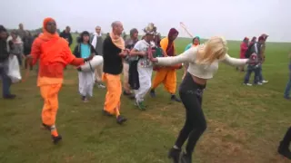 Girls go crazy at Hare Krishna Kirtan