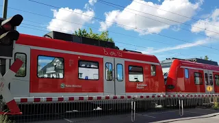[BÜS72 Bahnübergang] München. Doppelte Schließzeit mit 2 Züge Folge