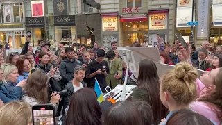 street piano : people singing together Ukrainian song with Evgeny Khmara