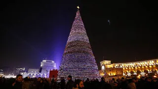 Огни главной елки Армении зажгли в Ереване