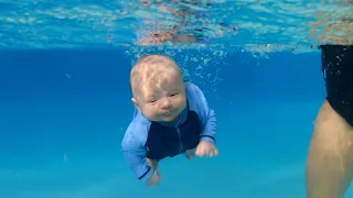 МАЛЫШ Дэвид в 2 месяца плавает в БАССЕЙНЕ!